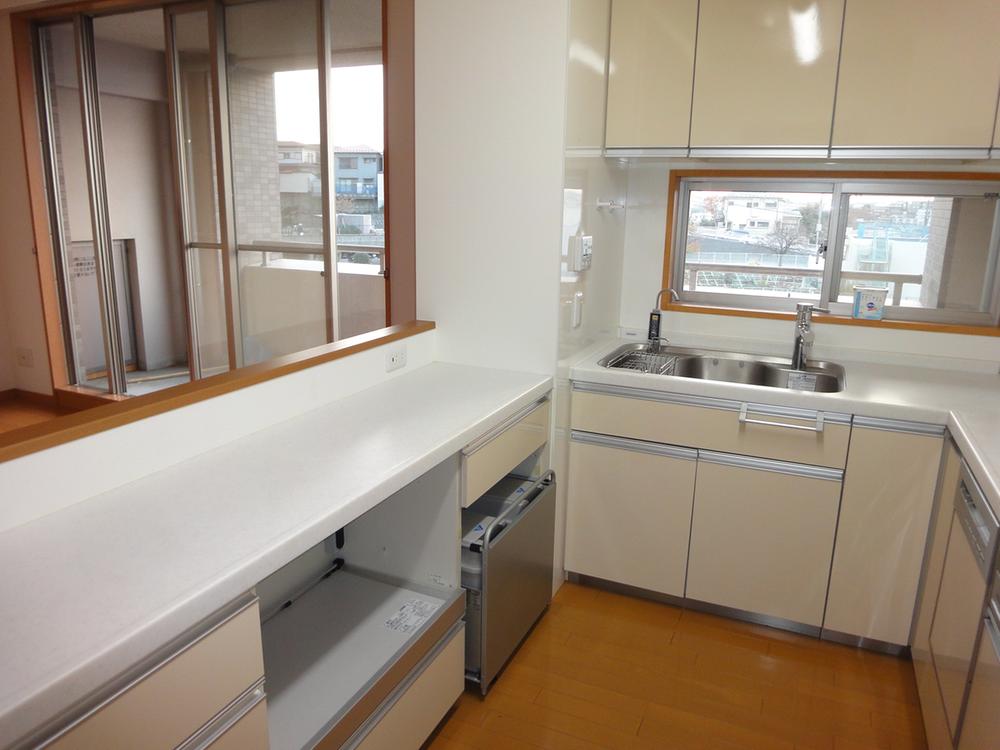 Kitchen. Built-in dishwasher ・ With disposer