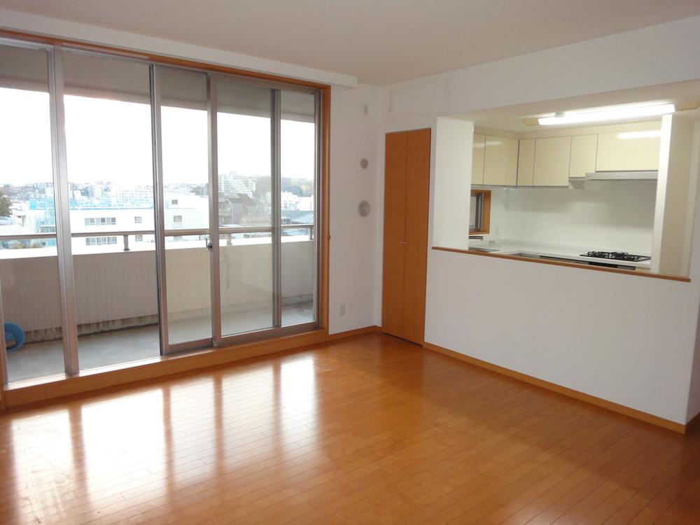 Living. Bright living dining of southwestward
