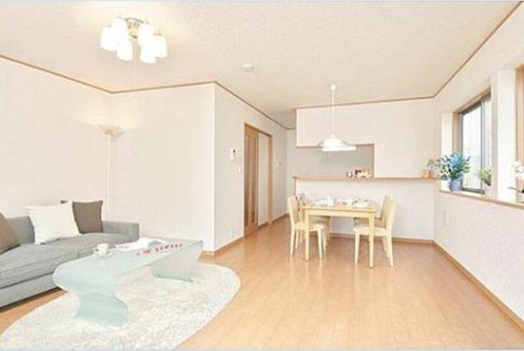 Same specifications photos (living). Same construction company construction cases