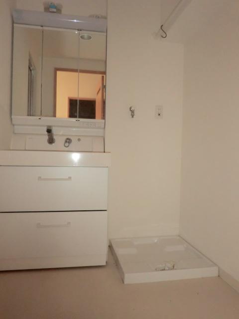 Wash basin, toilet. Indoor (11 May 2012) shooting