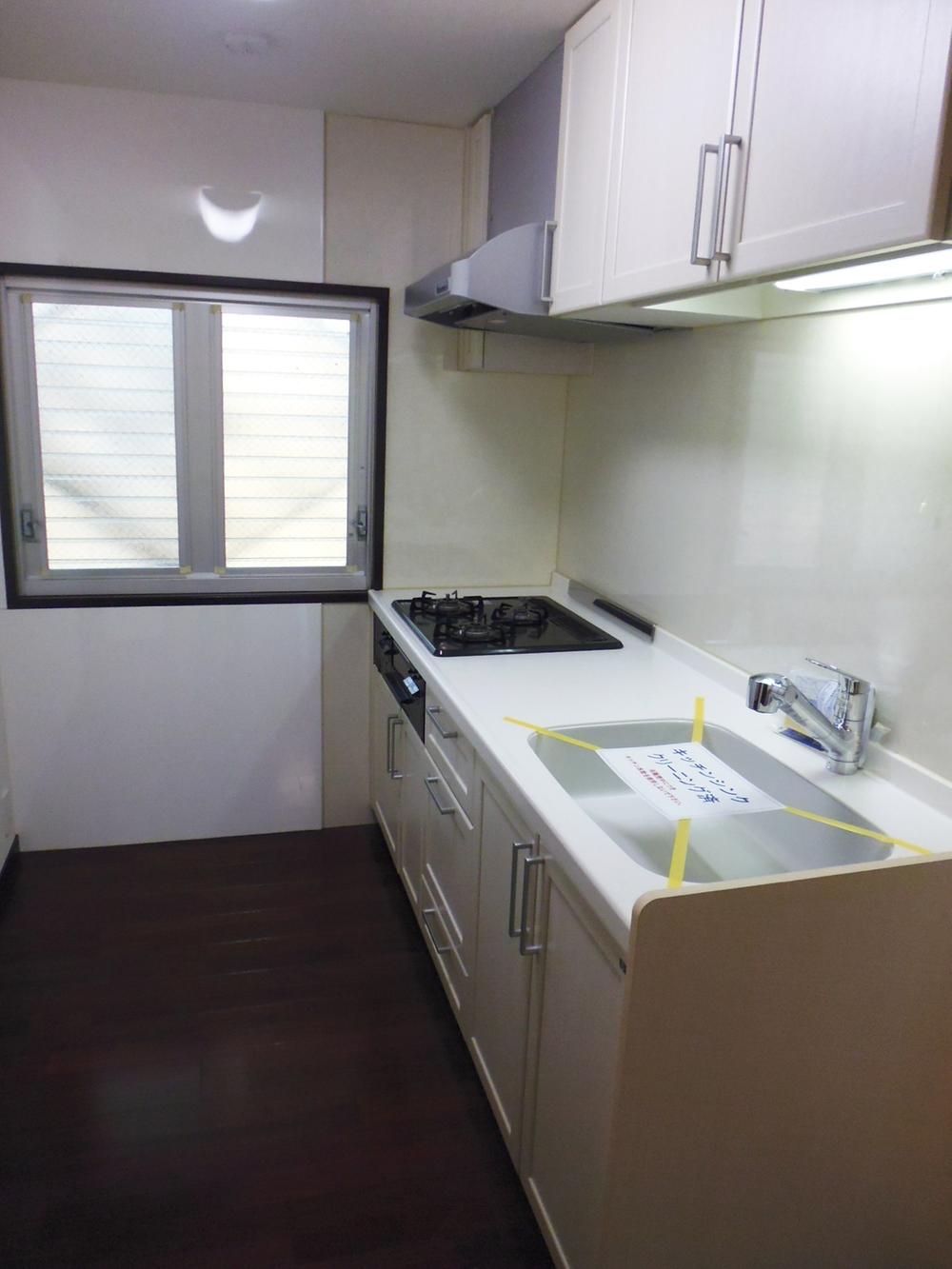Kitchen. With water purifier