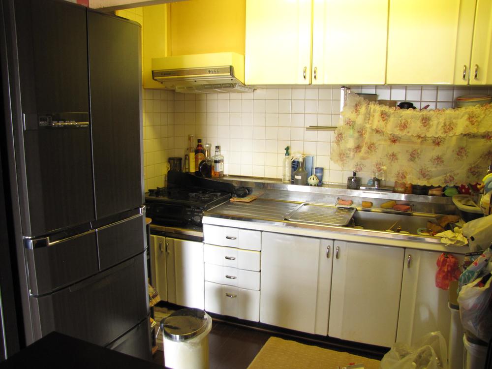 Kitchen. View from the site (July 2013) Shooting