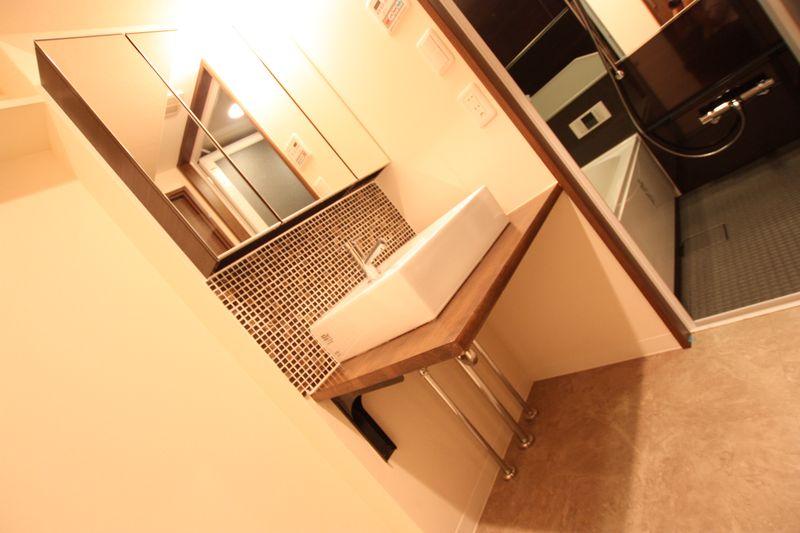 Wash basin, toilet