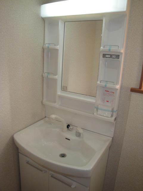 Wash basin, toilet.  [4 Building] Indoor (11 May 2013) Shooting