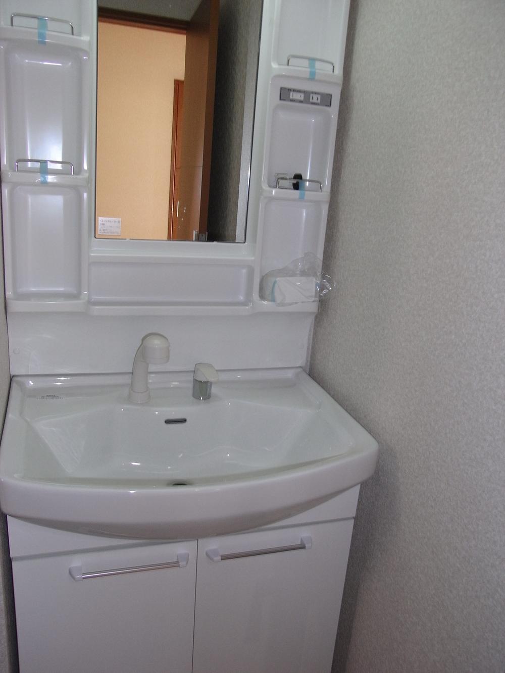 Wash basin, toilet. 1 Building Indoor (November 29, 2013) Shooting