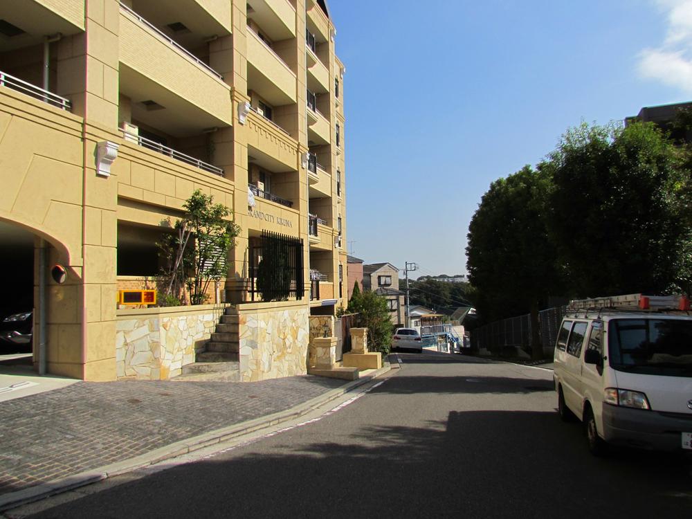 Local appearance photo. There is a park in front condominium