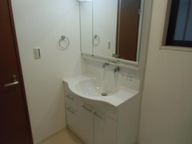 Wash basin, toilet. Indoor (11 May 2013) Shooting