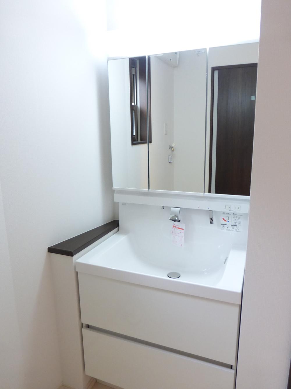 Wash basin, toilet. Indoor (November 25, 2013) Shooting