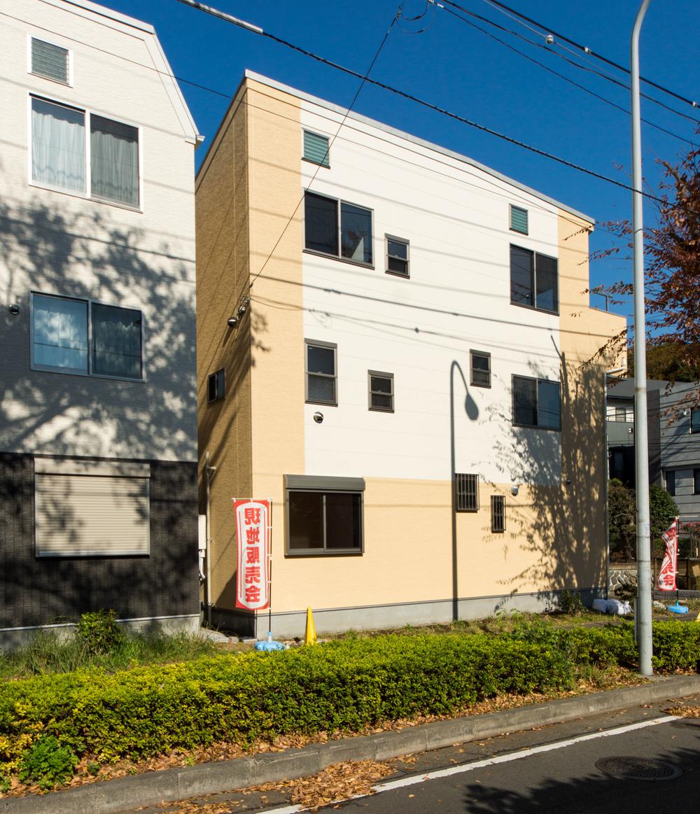 Local appearance photo. Urban three-story house