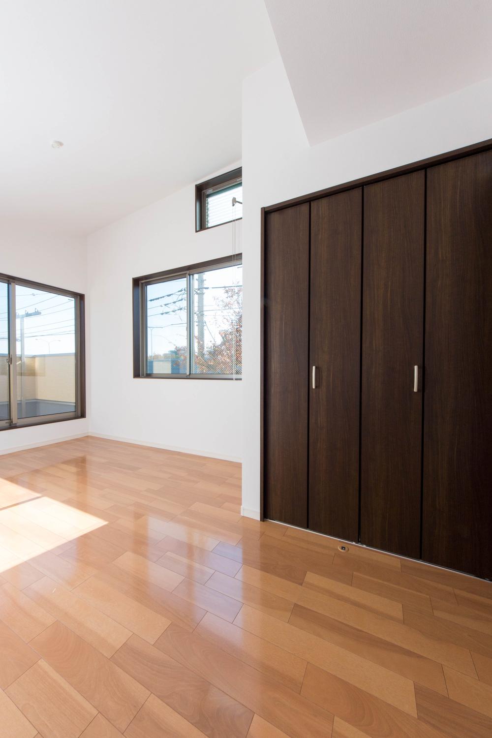 Non-living room. High-ceilinged living room