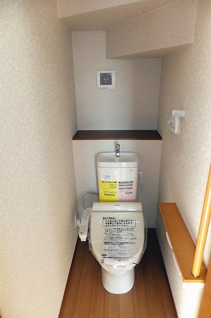 Toilet. 1 Building Interior (December 2, 2013) Shooting