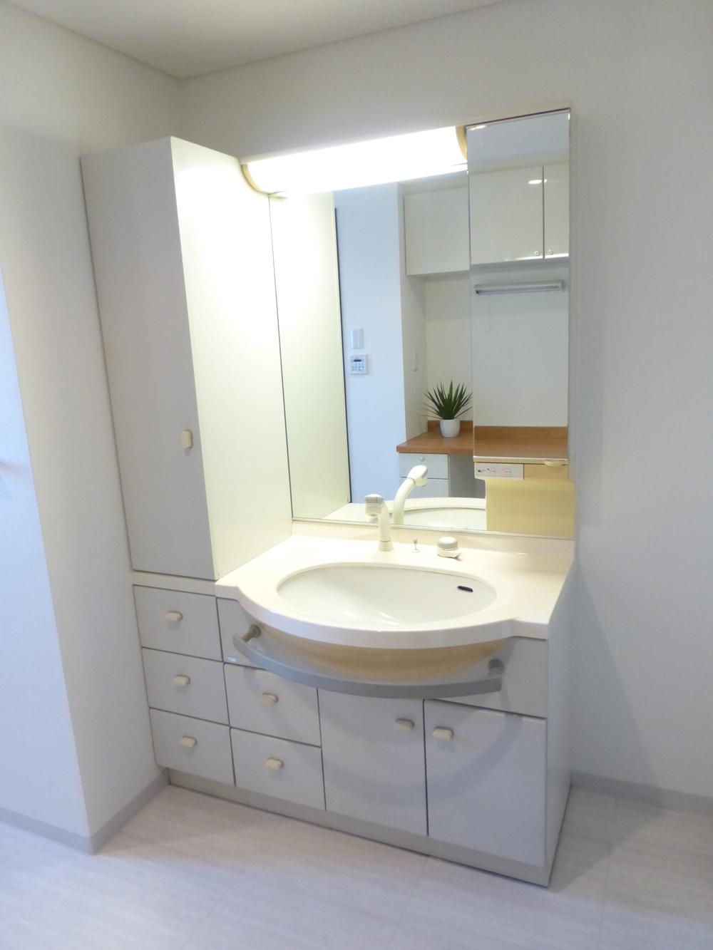 Wash basin, toilet. Indoor (November 26, 2013) Shooting