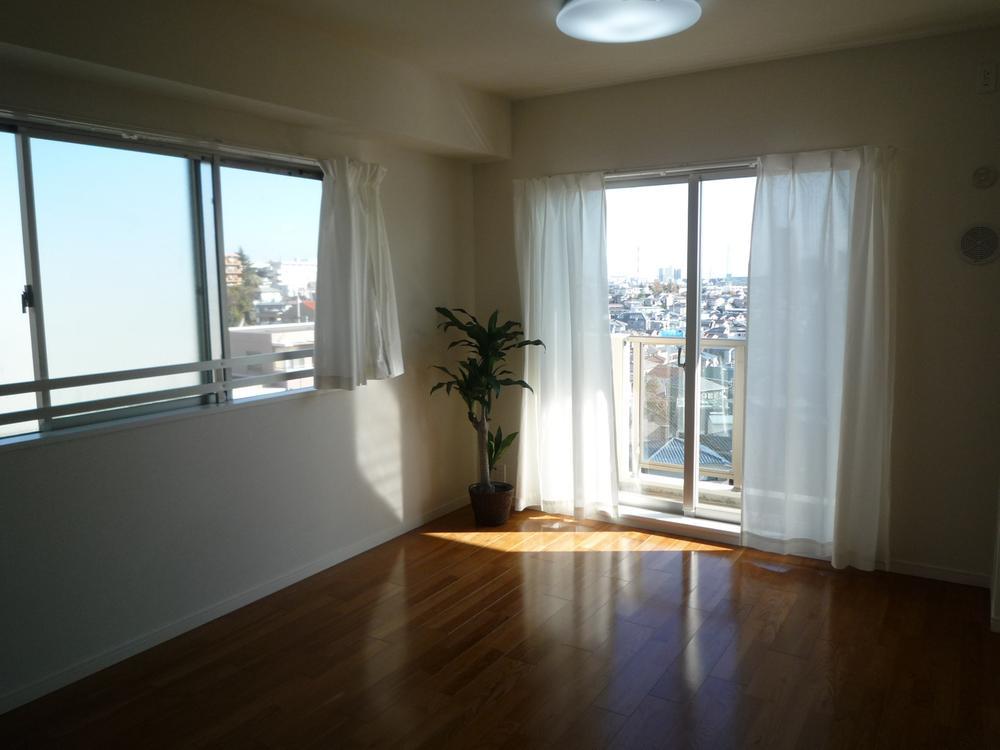 Living. Day-to-day to distant view of the scenery from the sunny living room. It is the perfect property is the term view property.
