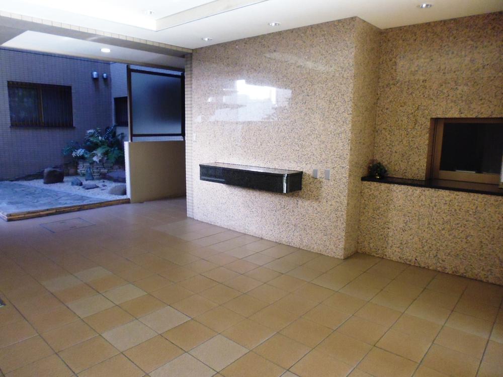 Entrance. Common areas