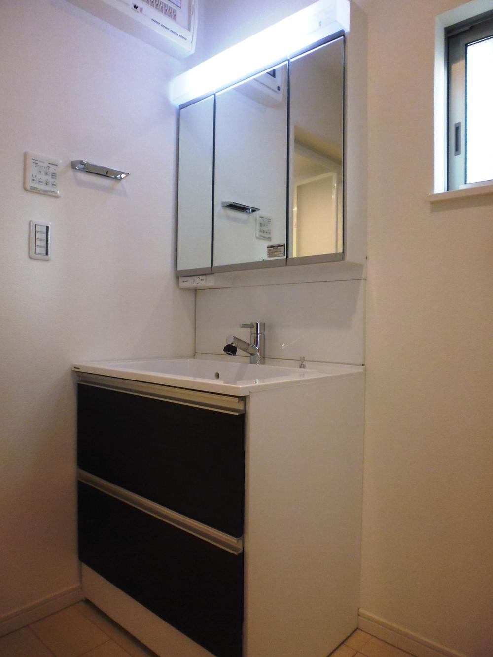 Wash basin, toilet. Hand shower with three-sided mirror type