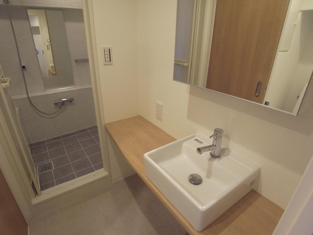Wash basin, toilet. Indoor (September 2013) Shooting