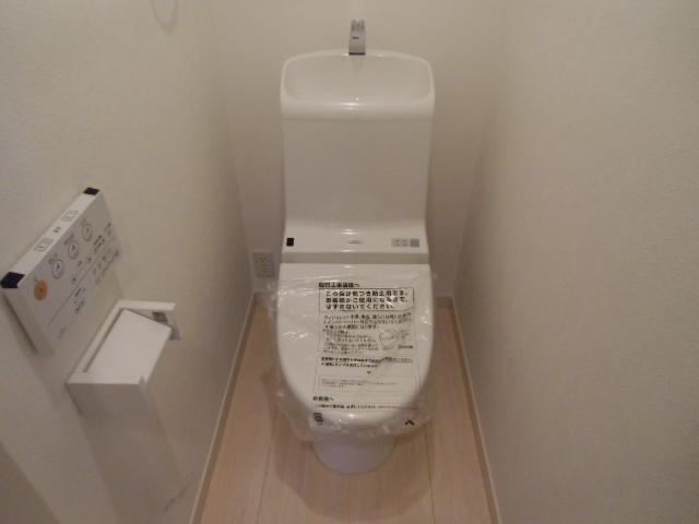 Toilet. Indoor (11 May 2013) Shooting