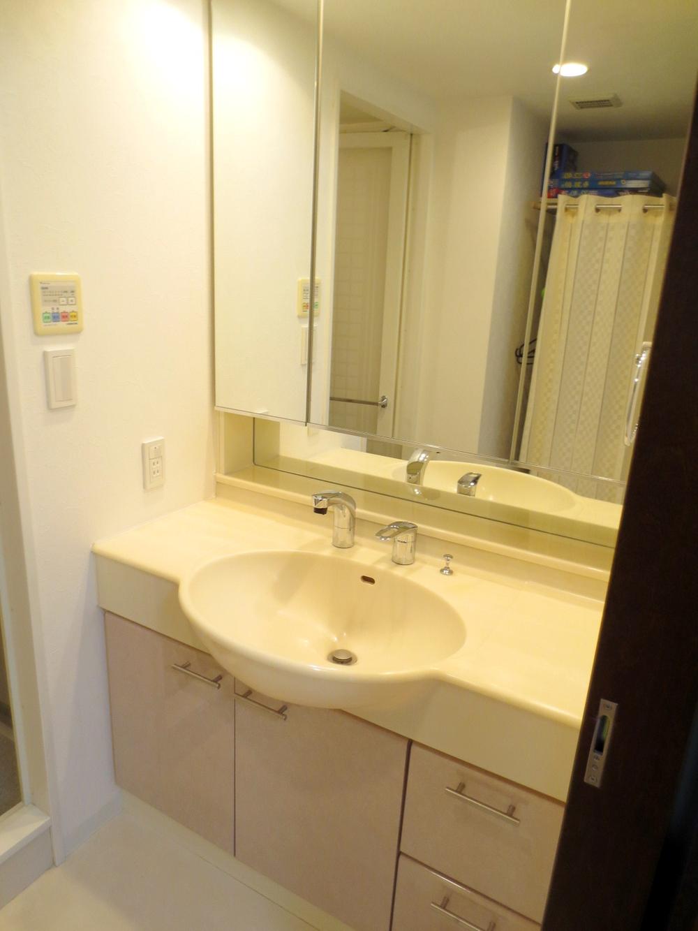 Wash basin, toilet