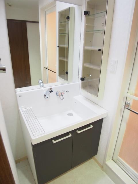 Wash basin, toilet