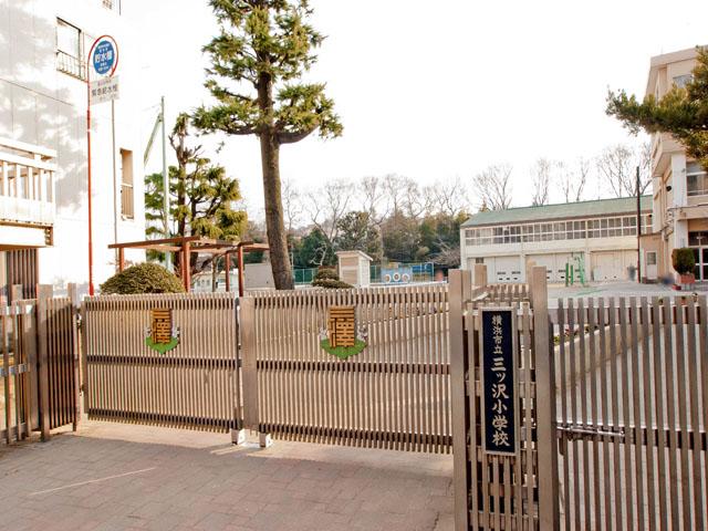 Primary school. 114m to Yokohama Municipal Mitsuzawa Elementary School