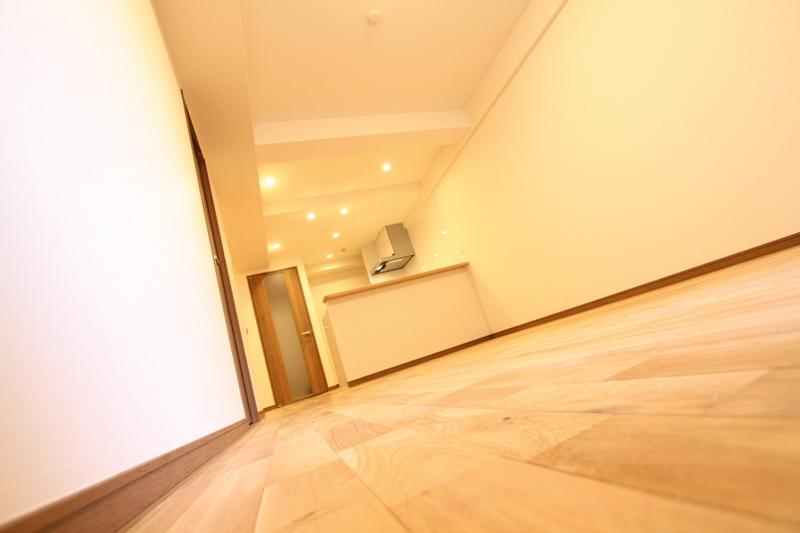 Living. Room to feel the warmth of the wood