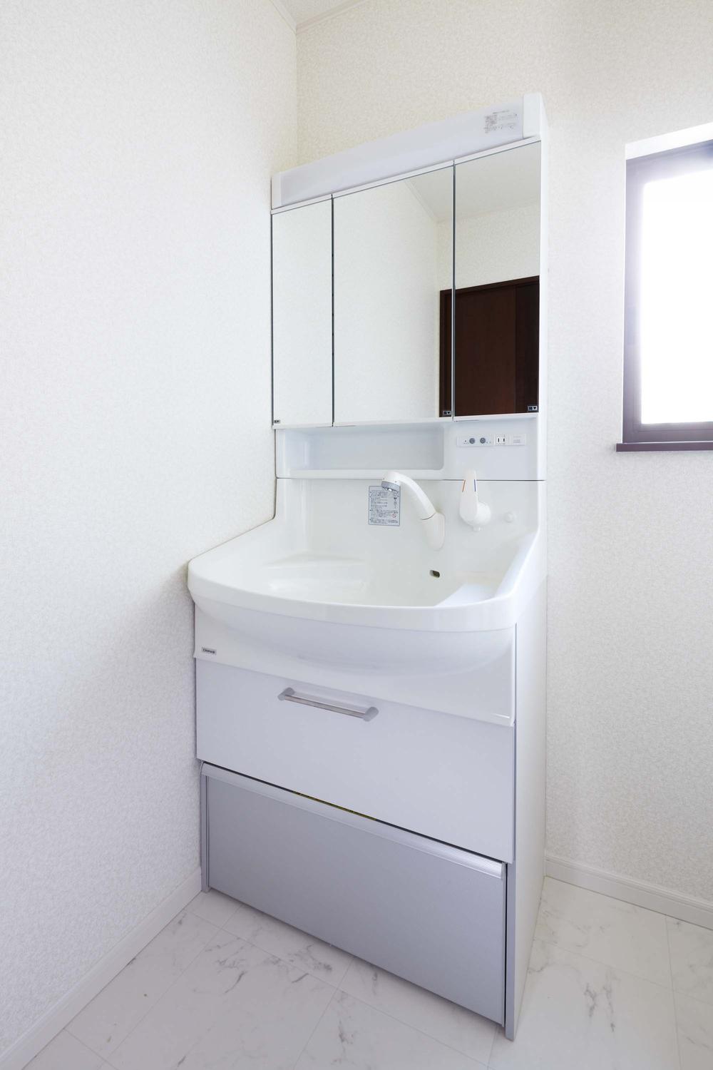 Wash basin, toilet. I can check the day-to-day of grooming in the wash basin of the three-sided mirror ☆ 