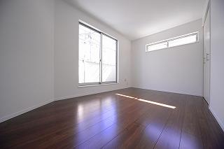 Non-living room. Western-style room also faces the south side because the day is good! 