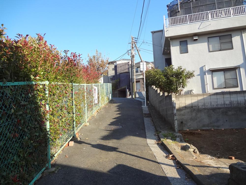 Local photos, including front road. Car space Thank one minute!