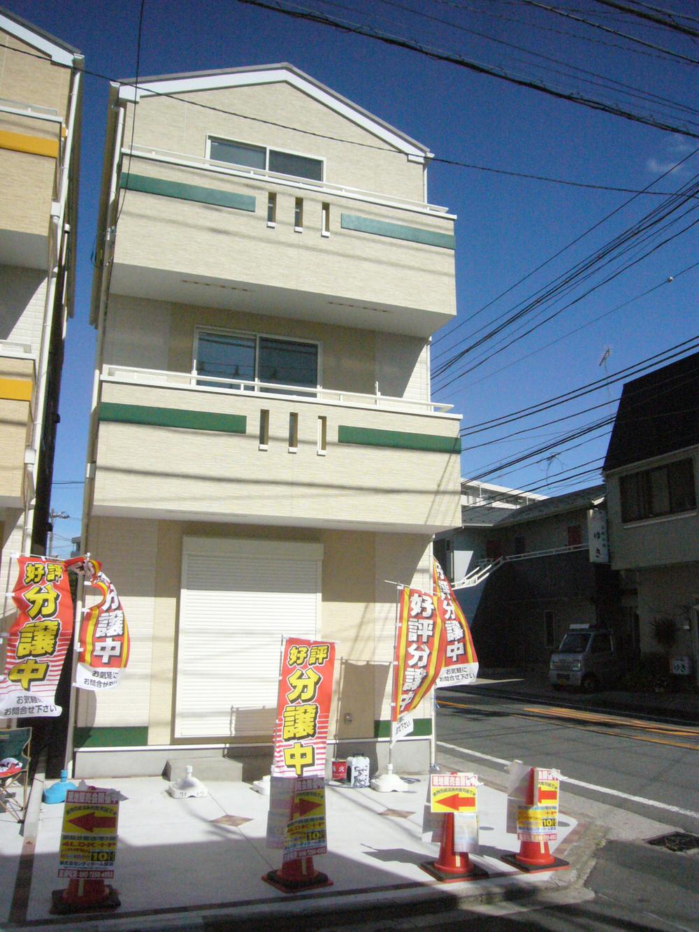 Local appearance photo. This 4-Building in the south-east corner lot. 2013 October 8 shooting
