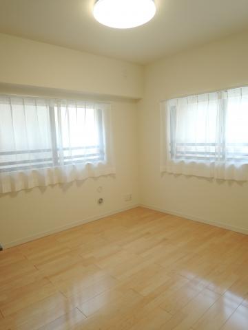 Non-living room. 6 Pledge