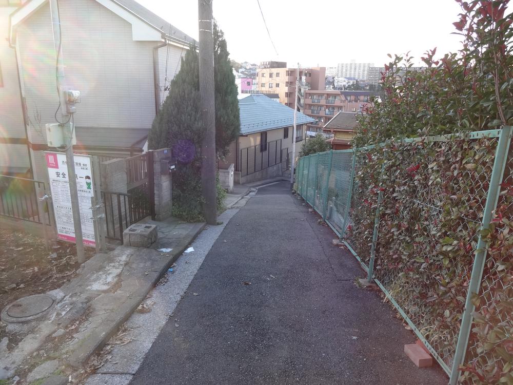 Local photos, including front road. Local (December 2013 shooting)