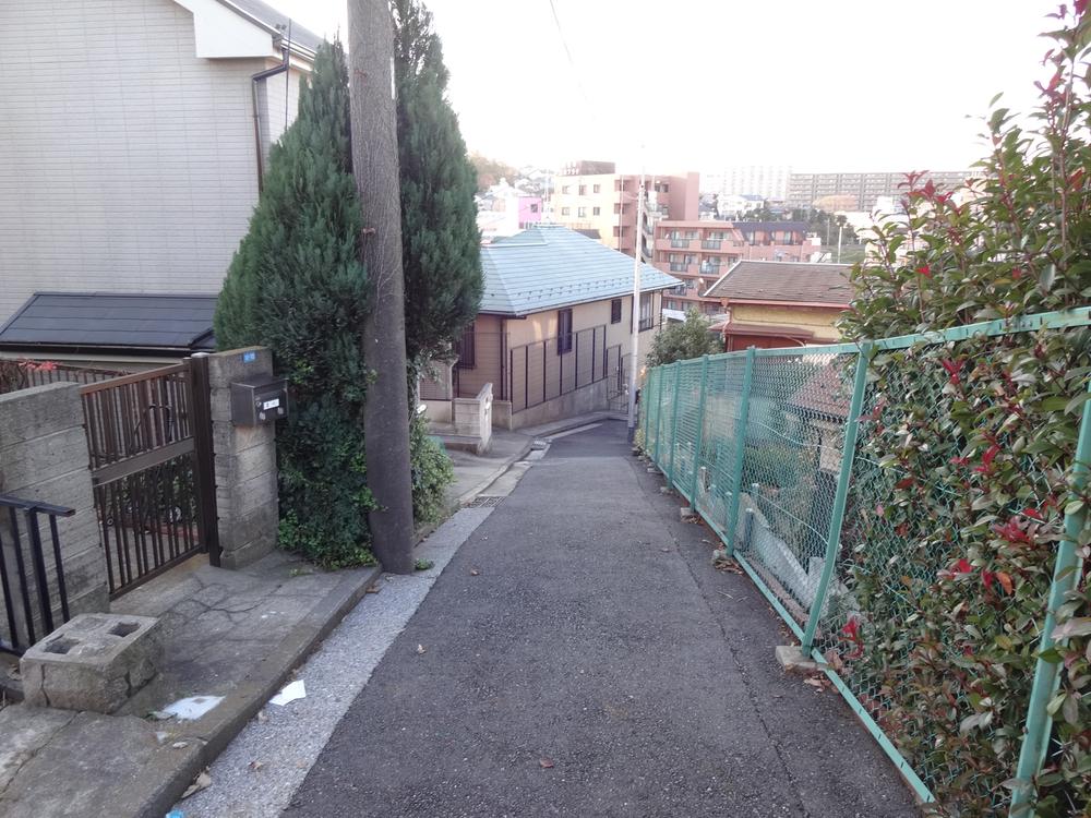 Local photos, including front road. Local (December 2013 shooting)