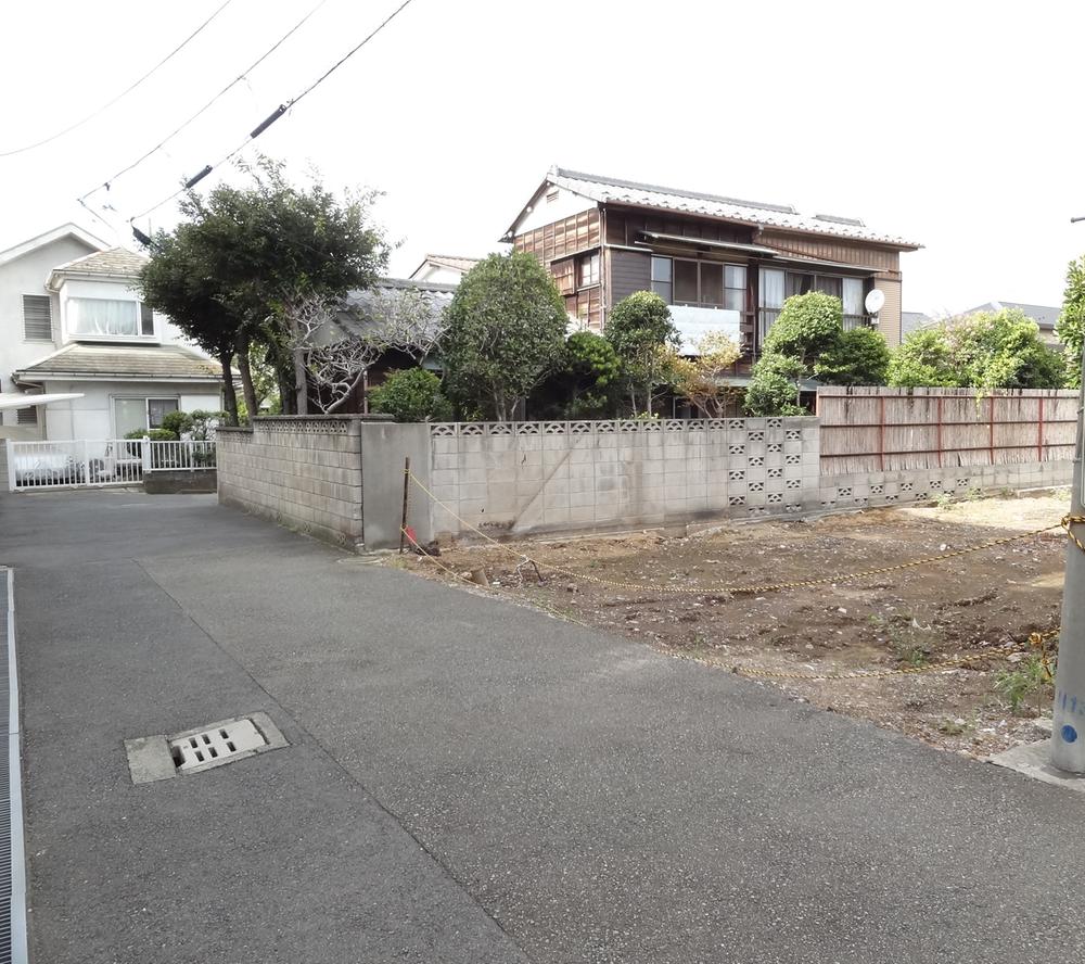 Local photos, including front road. It is a quiet residential area of ​​calm atmosphere. (Local photo)