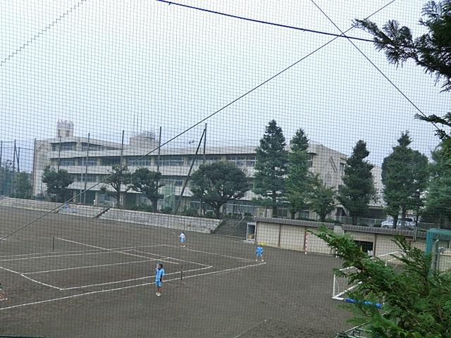 Junior high school. Figure 1900m students who will attend school while greetings to people in your neighborhood to Yokohama Municipal Rokkakubashi junior high school is very refreshing.