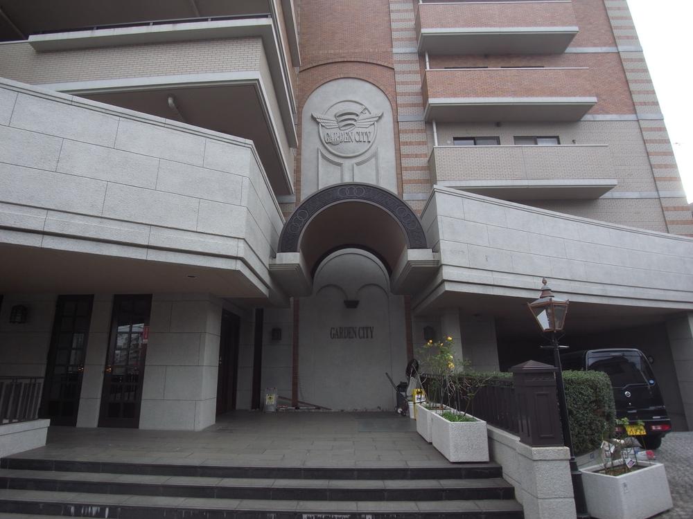 Entrance. Common areas