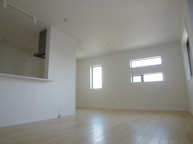 Living. There are a lot of window, Bright living. LDK part is located more than 18 Pledge.