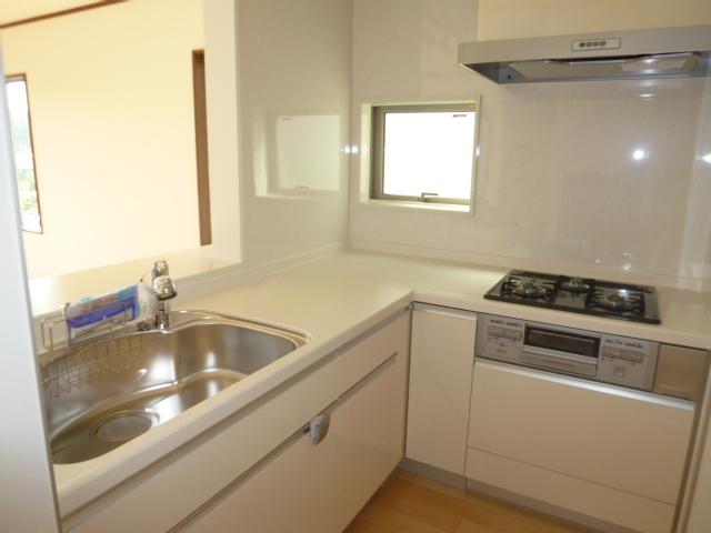 Kitchen. L-shaped kitchen (7 Building)