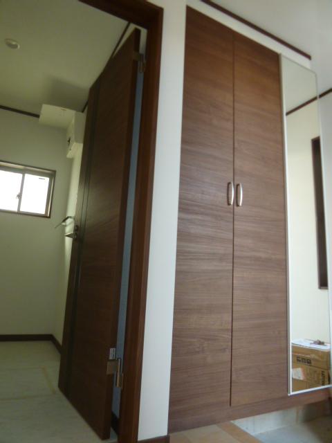 Entrance. Entrance shoebox is amount of storage there until the ceiling is rich.