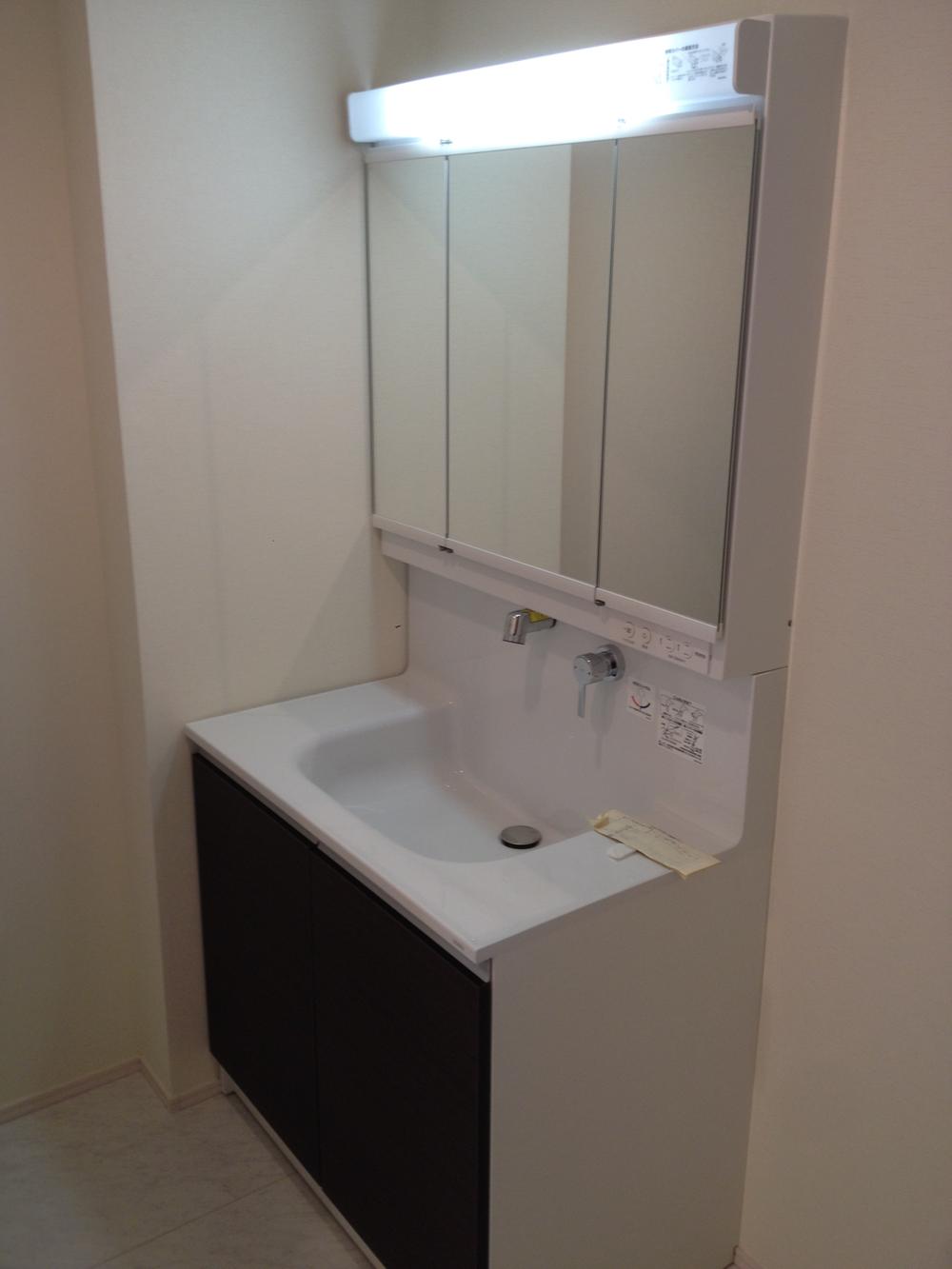 Wash basin, toilet. Indoor (11 May 2013) Shooting