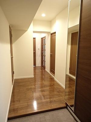 Entrance. There Sugatakyo in cupboard