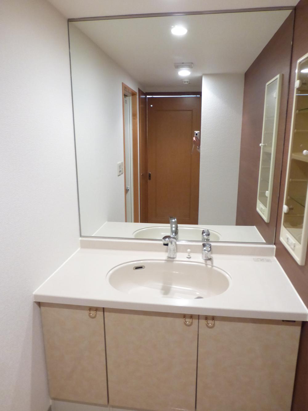 Wash basin, toilet. Indoor (December 20, 2013) Shooting Ease of use large washbasin ◎
