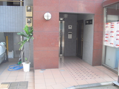 Entrance. Convenient station near a 2-minute walk Auto RC apartment with lock