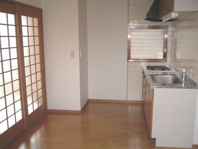 Kitchen. Two-burner gas system kitchen with the width of the cooking also spread grill