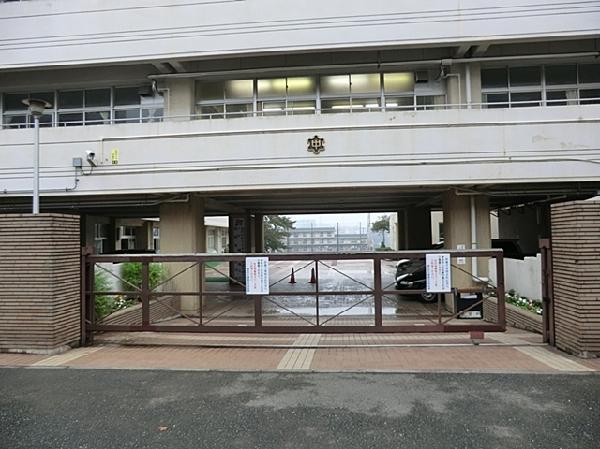 Junior high school. 750m to Yokohama Municipal Urashimaoka junior high school