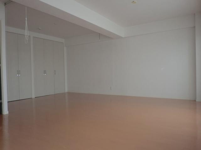 Living. Nice residence of Information Center At Tsurumi west exit Center, I'll guide you. Please feel free to call us.