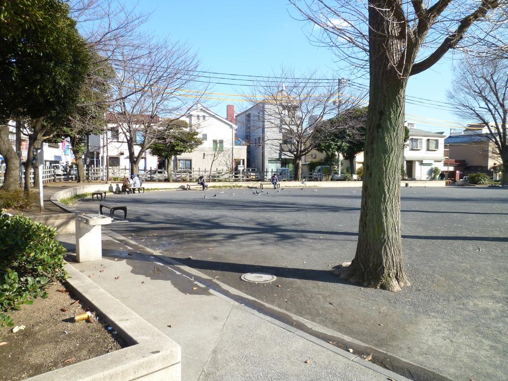 park. 10m to the large park