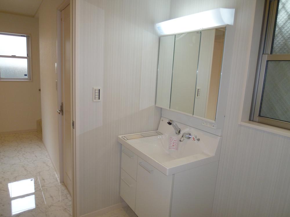 Wash basin, toilet. Indoor (12 May 2013) Shooting