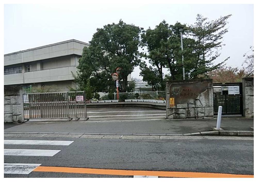 Junior high school. 738m to Yokohama Municipal Matsumoto junior high school