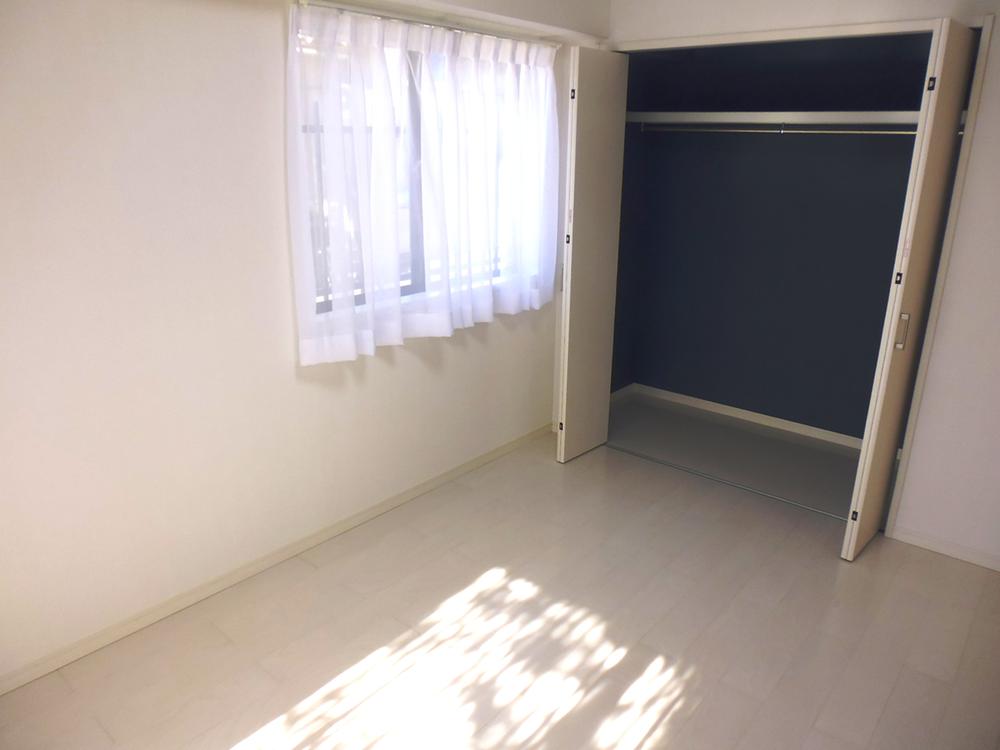 Non-living room. Bright sun plug Western-style
