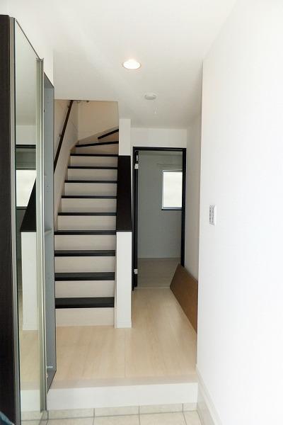 Same specifications photos (Other introspection). Entrance